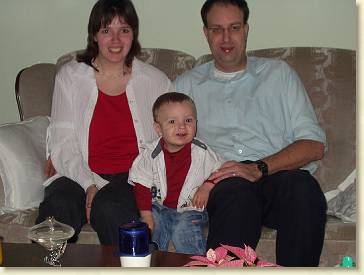 20051226-02 Kerst op de bank met papa en mama